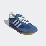 Championes Adidas SL 72 RS, color azul con detalles en blanco y rojo. Capellada de cuero y gamuza, forro sintético, entresuela de EVA y suela de goma.
