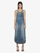 Vestido largo de denim sin elasticidad, con efecto desteñido y arrugado. Presenta cuello redondo, recorte con detalle de logotipo en el pecho, bajo redondeado y espalda baja estilo nadador.
