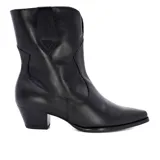 Bota texana de cuero negro, con caña media y taco bajo.