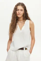 Top blanco de lino sin mangas con escote en V y diseño recto.