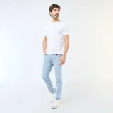 Pantalón de jean corte slim, color azul claro con efecto lavado, cierre frontal con botón y cremallera, y bolsillos laterales y traseros.