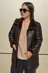 Campera reversible de cuero ovino, color azul marino, con interior de piel sintética blanca. Presenta cuello alto, cierre frontal y bolsillos frontales aplicados.