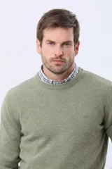 Buzo tejido de lana con escote redondo a la base y mangas largas. Presenta puños y ruedo acanalados, con un pequeño logo bordado en el pecho.