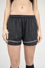 Short deportivo negro con rayas verticales blancas y cintura elástica.