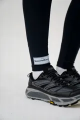 Calza larga deportiva negra de tiro alto, confeccionada en poliamida y elastano. Presenta un pequeño logo en la cintura.