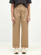 Pantalón color beige de corte ancho con pinzas en la cintura.