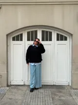 Sweater negro de lana con cuello redondo y corte oversized.