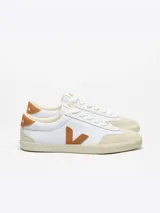Championes Veja modelo Volley Canvas, color blanco con logo lateral en color caramelo.
