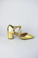 Sandalia de tacón cuadrado color blanco, con diseño de punta fina cerrada y tiras cruzadas ajustables con hebillas metálicas doradas.