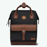 Mochila Cabaia Adventurer Managua negra con detalles en cuero sintético marrón. Tiene sistema MOLLE, compartimento acolchado para tablet o PC, correa para sujetar a la maleta y tirantes acolchados antitranspirantes.