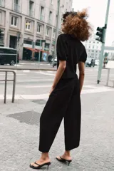 Top de algodón color negro con cuello redondo y mangas cortas abullonadas con terminación elástica.