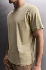 Remera regular fit de Zara Athleticz confeccionada en tejido de algodón, color verde militar, con cuello redondo, manga corta y sutil estampado de logo con relieve en el bajo.