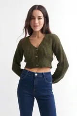 Cardigan corto de tejido de punto acanalado en color verde oliva, con escote en V, cierre frontal de botones y mangas largas con diseño abullonado.