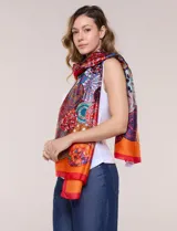 Pashmina rectangular de satén con acabado brillante y caída fluida, con un diseño de estampa gráfica multicolor en toda la superficie y terminaciones con dobladillo fino.