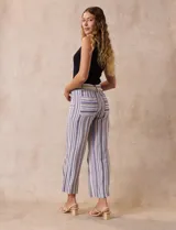 Pantalón de lino a rayas verticales en tonos azul, beige y blanco, con corte wide leg, pretina con pasadores, cierre y botón. Incluye cinturón de soga con hebilla redonda.