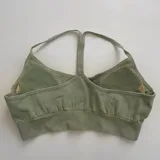 Top deportivo celeste con espalda estilo nadador y banda elástica en el bajo busto.