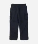 Pantalón cargo negro de corte recto, con bolsillos laterales con solapa, cintura elástica con cordón de ajuste y diseño convertible en bermuda.