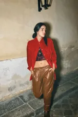 Pantalón de cuero estilo babucha, tiro medio, con cintura elástica y cordón regulable. Presenta costuras frontales marcadas y terminación con puños en los tobillos.