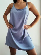 Vestido corto negro de breteles finos.