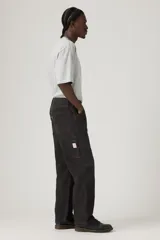 Pantalón Levi's 568 Loose Straight Carpenter color negro, de corte recto y holgado, con bolsillos laterales de carpintero y trabillas para herramientas.