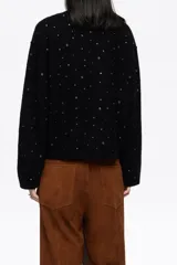 Sweater de punto negro confeccionado en mezcla de lana y alpaca. Presenta un diseño de corte recto con escote redondo, mangas largas tipo murciélago con maxipuños y detalles de piedras brillantes distribuidas por toda la prenda.