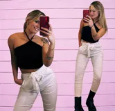 Pantalón blanco de tela bengalina, con cintura alta y lazo para ajustar.