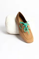 Mocasín de cuero marrón con cordones, diseño de puntera cuadrada y costuras visibles.