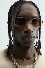 Sudadera de manga corta con cuello redondo, corte relajado y efecto lavado, en tono crudo con teñido en degradé en cuello y puños de color marrón topo.