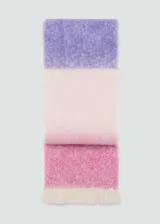 Bufanda de tejido de punto con diseño de bloques de colores en tonos lila, crema y rosa, con terminación de flecos en los extremos.