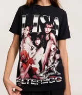 Remera de algodón negra, modelo T-shirt de manga corta y cuello redondo, con estampa frontal que incluye el nombre "LISA" en letras grandes y una imagen de las integrantes del grupo de K-pop BLACKPINK.