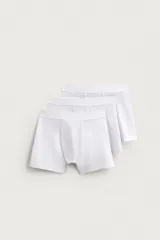 Pack de tres calzoncillos tipo bóxer de algodón con cintura elástica.