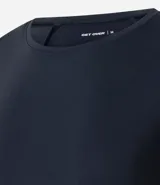 Remera deportiva de manga corta y cuello redondo, confeccionada en poliamida con elastano. Presenta un diseño liso con detalle de recorte en la espalda, ideal para actividades físicas por su tejido ligero, suave y de secado rápido.