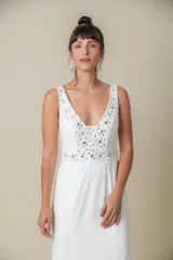 Vestido largo blanco de jersey, corte princesa con escote en V y bordado de perlas, canutillos y piedras.