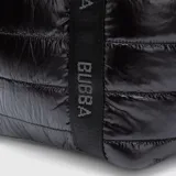 Bolso tipo tote de Bubba, confeccionado en material acolchado brillante de color negro. Cuenta con correas largas con el nombre de la marca estampado, cierre superior y compartimento interno protector para dispositivos electrónicos.