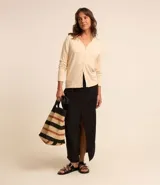 Cardigan de punto fino color gris, con escote en V, cierre frontal con botones y mangas largas. Confeccionado en una mezcla de viscosa y poliamida.