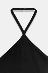 Body de cuello halter con diseño cut-out en la cintura y cierre inferior con botones a presión.
