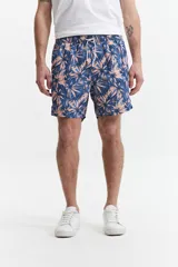 Short de baño estampado con cintura elástica y cordón ajustable. Posee dos bolsillos laterales y uno trasero.