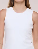 Musculosa de calce al cuerpo confeccionada en modal y algodón de textura suave, con cuello a la base, sisas de acabado limpio y diseño con frente forrado en doble tela.