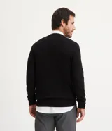 Suéter azul marino de viscosa con cuello en V y mangas largas.