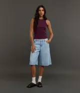 Musculosa básica femenina color marrón oscuro, confeccionada en malla rib de algodón con textura acanalada y cuello redondo.