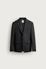 Blazer de corte regular fit confeccionada en tejido de lana de origen italiano. Presenta cuello con solapas de muesca, manga larga con puños abotonados, cierre frontal de botonadura doble, bolsillos con solapa en la cadera y un bolsillo de vivo en el pecho.