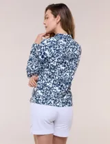 Campera liviana blanca de silueta entallada con protección solar UPF 50, cuello alto y cierre frontal completo. Cuenta con mangas largas y bolsillos laterales.
