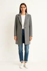 Tapado de corte recto y largo medio, confeccionado en tejido texturizado color gris. Presenta solapas clásicas, cierre frontal de un solo botón y mangas largas.