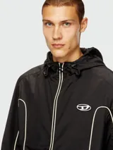 Campera deportiva con capucha, color negro, con cierre frontal y detalles de líneas blancas en contraste. Presenta el logo de la marca en el pecho y puños elásticos.