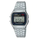 Reloj digital Casio con caja rectangular plateada y pantalla con fondo negro. Tiene funciones de alarma, cronómetro y calendario. La malla es de acero inoxidable plateado.