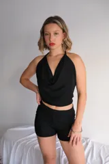 Short de lycra con lentejuelas color gris oscuro, tiro bajo y corte ajustado.