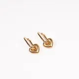 Par de aros dorados con forma de corazón colgante.