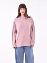 Buzo de punto color marrón claro, de corte holgado y mangas largas.