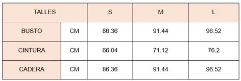 Vestido corto de mesh color blanco, con diseño off-shoulder y escote con volados. Presenta un ajuste drapeado y fruncido en la parte central de la falda, finalizando con un ruedo con volado sutil.