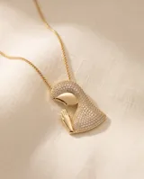 Collar de bronce con dije en forma de la Virgen estilizada, decorado con circonias incrustadas y cadena fina dorada.